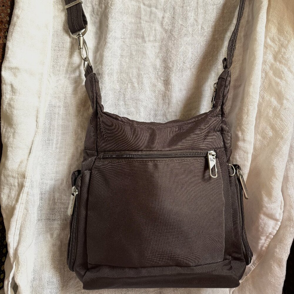 Travelon Anti-Theft Classic Messenger Bag NWOT